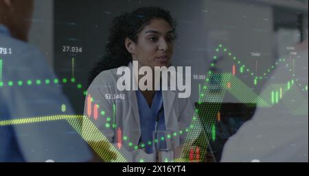 Immagine di più grafici e numeri su diverse donne che discutono con i colleghi Foto Stock