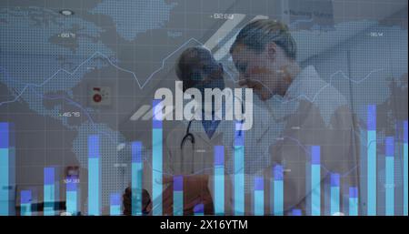 Immagine di grafici, numeri variabili e mappa su diversi medici che discutono dei referti dei pazienti Foto Stock