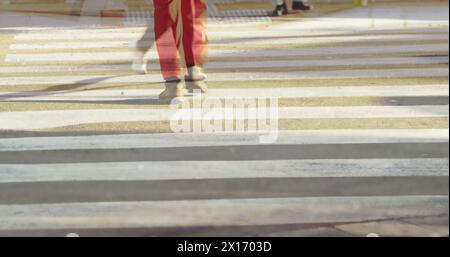 Immagine di pendolari che camminano sulla zebra attraversando la trafficata strada della città in rapido movimento con il traffico cittadino Foto Stock