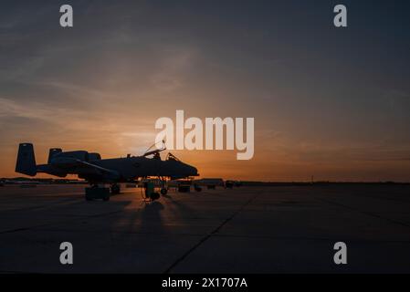 Boise, Stati Uniti. 10 aprile 2024. Un velivolo di supporto aereo ravvicinato A-10 Thunderbolt II della U.S. Air Force con i Skull Bangers del 124th Fighter Wing si prepara per le operazioni di volo notturno a Gowan Field, il 10 aprile 2024 a Boise, Idaho. Credito: MSgt. Becky Vanshur/US Air Force/Alamy Live News Foto Stock