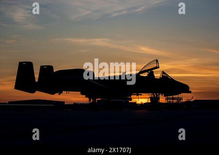 Boise, Stati Uniti. 10 aprile 2024. Un velivolo di supporto aereo ravvicinato A-10 Thunderbolt II della U.S. Air Force con i Skull Bangers del 124th Fighter Wing si prepara per le operazioni di volo notturno a Gowan Field, il 10 aprile 2024 a Boise, Idaho. Credito: MSgt. Becky Vanshur/US Air Force/Alamy Live News Foto Stock