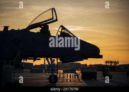 Boise, Stati Uniti. 10 aprile 2024. Un velivolo di supporto aereo ravvicinato A-10 Thunderbolt II della U.S. Air Force con i Skull Bangers del 124th Fighter Wing si prepara per le operazioni di volo notturno a Gowan Field, il 10 aprile 2024 a Boise, Idaho. Credito: MSgt. Becky Vanshur/US Air Force/Alamy Live News Foto Stock