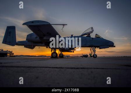 Boise, Stati Uniti. 10 aprile 2024. Un velivolo di supporto aereo ravvicinato A-10 Thunderbolt II della U.S. Air Force con i Skull Bangers del 124th Fighter Wing si prepara per le operazioni di volo notturno a Gowan Field, il 10 aprile 2024 a Boise, Idaho. Credito: MSgt. Becky Vanshur/US Air Force/Alamy Live News Foto Stock