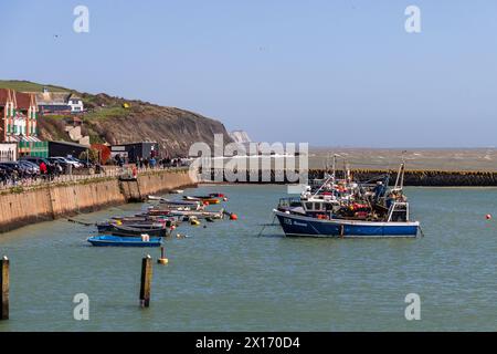 Il porto esterno di Folkestone con le scogliere bianche di dover sullo sfondo, preso il 7 aprile 2024. Foto Stock