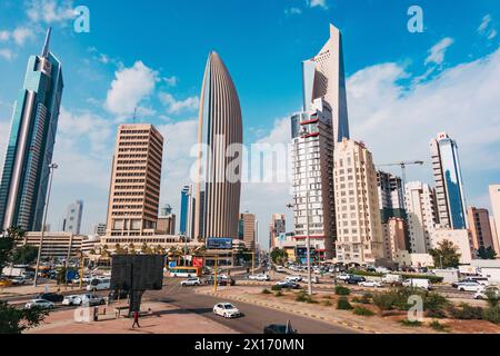 Grattacieli nel quartiere finanziario di Kuwait City, in particolare la Torre al Hamra (la più alta) e la Torre NBK (a forma ovale) Foto Stock