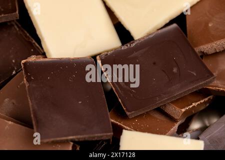 mescolate diversi tipi di cioccolato, bianco, amaro e cioccolato al latte Foto Stock