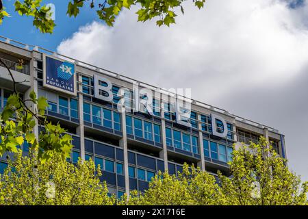 Firma e logo sull'edificio della sede della Banque Populaire. BRED è una banca cooperativa francese appartenente al gruppo BPCE, Parigi, Francia Foto Stock