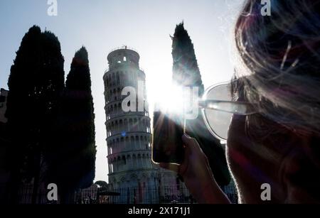 Primo piano di una donna che scatta foto della Torre Pendente di Pisa con un telefono Foto Stock