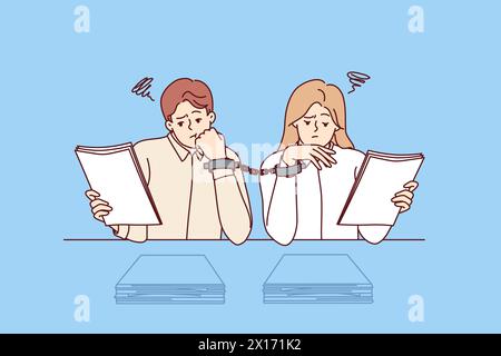 I documenti costringono i colleghi ammanettati a fare straordinari, seduti alla scrivania con dei documenti. Problema della burocrazia e dell'eccessiva burocrazia nelle aziende causato dalla mancanza di digitalizzazione del processo di lavoro Illustrazione Vettoriale