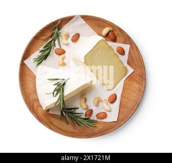 Piatto con pezzi di gustoso formaggio camembert, noci e rosmarino isolati sul bianco, vista dall'alto Foto Stock