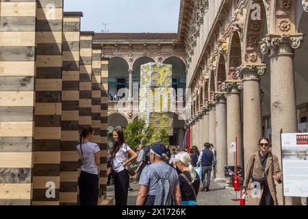 Milano, Italia. 15 aprile 2024. Installazione alla Statale al Fuorisalone Design Week 2024 Cross Vision 70 presso l'Università Statale di Milano - Cronaca - Milano, Italia - Lunedì, 15 aprile 2024 (foto Stefano porta/LaPresse) installazione al Fuorisalone Design Week 2024 Cross Vision 70 presso l'Università Statale di Milano - News - Milano, Italia - lunedì, 15 aprile 2024 (foto Stefano porta/LaPresse) credito: LaPresse/Alamy Live News Foto Stock