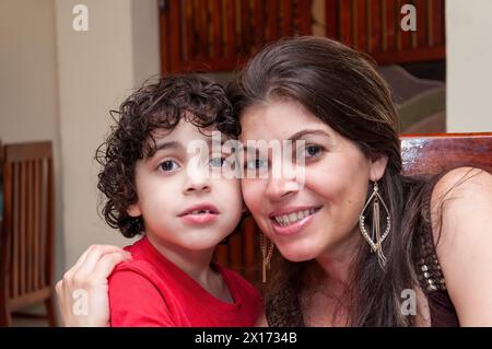 Madre e figlio. Ritratto del vero popolo cubano Foto Stock