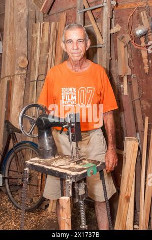 Uomo cubano in falegnameria. Ritratto di persone vere Foto Stock