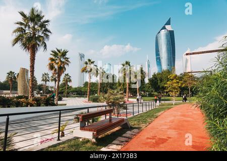 La Torre al Tijaria si erge sul Parco al Shaheed a Kuwait City, Kuwait Foto Stock