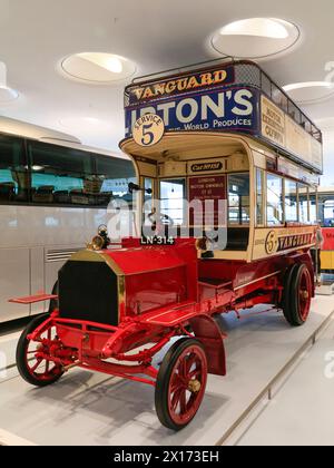 Milnes-Daimler Doppeldeckerbus, seit 1904 a Londra im Einsatz, Museo Mercedes-Benz, Stoccarda, Baden-Württemberg, Deutschland *** autobus a due piani Milnes Daimler, in servizio a Londra dal 1904, Museo Mercedes Benz, Stoccarda, Baden Württemberg, Germania Foto Stock