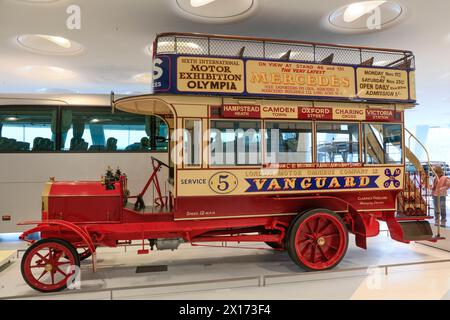 Milnes-Daimler Doppeldeckerbus, seit 1904 a Londra im Einsatz, Museo Mercedes-Benz, Stoccarda, Baden-Württemberg, Deutschland *** autobus a due piani Milnes Daimler, in servizio a Londra dal 1904, Museo Mercedes Benz, Stoccarda, Baden Württemberg, Germania Foto Stock
