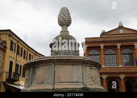 Fontana di Pinecone in Piazza Cavour a Rimini Foto Stock