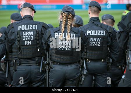 07.04.2024, Essen, Fußball, bwin 3. Liga Herren, Stadion an der Hafenstraße, 32. Spieltag Saison 2023 2024, Rot-Weiss Essen MSV Duisburg: Großaufgebot der Polizei beim Hochrisikospiel Revierderby. Die Polizisten sind a Bereitschaft. La Hundertschaft Bereitschaftsdienst Polizist Polizeieinsatz Symbolbild DFB vieta qualsiasi uso di fotografie come sequenze di immagini e/o quasi-video. Nordrhein-Westfalen Deutschland *** 07 04 2024, Essen, calcio, bwin 3 Liga Herren, Stadion an der Hafenstraße, 32 Matchday Season 2023 2024, Rot Weiss Essen MSV Duisburg grande contingente di polizia all'alto-ri Foto Stock