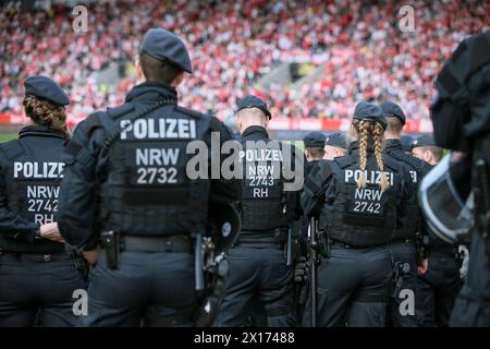 07.04.2024, Essen, Fußball, bwin 3. Liga Herren, Stadion an der Hafenstraße, 32. Spieltag Saison 2023 2024, Rot-Weiss Essen MSV Duisburg: Großaufgebot der Polizei beim Hochrisikospiel Revierderby. Die Polizisten sind a Bereitschaft. La Hundertschaft Bereitschaftsdienst Polizist Polizeieinsatz Symbolbild DFB vieta qualsiasi uso di fotografie come sequenze di immagini e/o quasi-video. Nordrhein-Westfalen Deutschland *** 07 04 2024, Essen, calcio, bwin 3 Liga Herren, Stadion an der Hafenstraße, 32 Matchday Season 2023 2024, Rot Weiss Essen MSV Duisburg grande contingente di polizia all'alto-ri Foto Stock