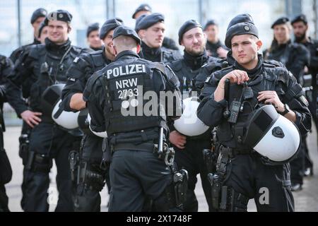 07.04.2024, Essen, Fußball, bwin 3. Liga Herren, Stadion an der Hafenstraße, 32. Spieltag Saison 2023 2024, Rot-Weiss Essen MSV Duisburg: Großaufgebot der Polizei beim Hochrisikospiel Revierderby. Die Polizisten sind a Bereitschaft. La Hundertschaft Bereitschaftsdienst Polizist Polizeieinsatz Symbolbild DFB vieta qualsiasi uso di fotografie come sequenze di immagini e/o quasi-video. Nordrhein-Westfalen Deutschland *** 07 04 2024, Essen, calcio, bwin 3 Liga Herren, Stadion an der Hafenstraße, 32 Matchday Season 2023 2024, Rot Weiss Essen MSV Duisburg grande contingente di polizia all'alto-ri Foto Stock