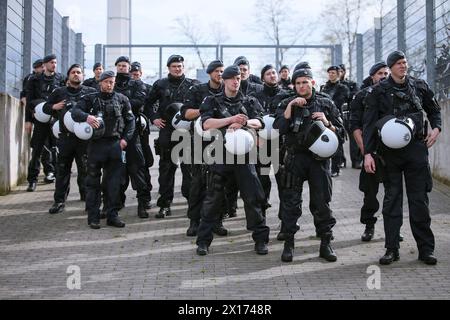 07.04.2024, Essen, Fußball, bwin 3. Liga Herren, Stadion an der Hafenstraße, 32. Spieltag Saison 2023 2024, Rot-Weiss Essen MSV Duisburg: Großaufgebot der Polizei beim Hochrisikospiel Revierderby. Die Polizisten sind a Bereitschaft. La Hundertschaft Bereitschaftsdienst Polizist Polizeieinsatz Symbolbild DFB vieta qualsiasi uso di fotografie come sequenze di immagini e/o quasi-video. Nordrhein-Westfalen Deutschland *** 07 04 2024, Essen, calcio, bwin 3 Liga Herren, Stadion an der Hafenstraße, 32 Matchday Season 2023 2024, Rot Weiss Essen MSV Duisburg grande contingente di polizia all'alto-ri Foto Stock