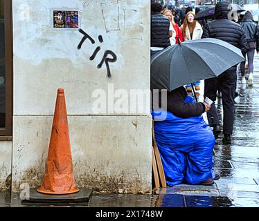 Glasgow, Scozia, Regno Unito. 15 aprile 2024: Regno Unito Meteo: Bagnato e ventoso in città mentre la gente lottava nella capitale dello shopping e nel miglio stile della Scozia, Buchanan Street. Credit Gerard Ferry/Alamy Live News Foto Stock