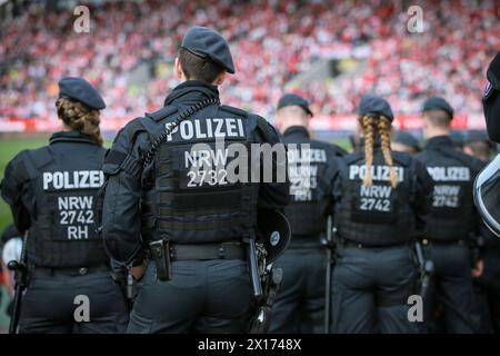 07.04.2024, Essen, Fußball, bwin 3. Liga Herren, Stadion an der Hafenstraße, 32. Spieltag Saison 2023 2024, Rot-Weiss Essen MSV Duisburg: Großaufgebot der Polizei beim Hochrisikospiel Revierderby. Die Polizisten sind a Bereitschaft. La Hundertschaft Bereitschaftsdienst Polizist Polizeieinsatz Symbolbild DFB vieta qualsiasi uso di fotografie come sequenze di immagini e/o quasi-video. Nordrhein-Westfalen Deutschland *** 07 04 2024, Essen, calcio, bwin 3 Liga Herren, Stadion an der Hafenstraße, 32 Matchday Season 2023 2024, Rot Weiss Essen MSV Duisburg grande contingente di polizia all'alto-ri Foto Stock