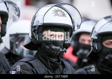 07.04.2024, Essen, Fußball, bwin 3. Liga Herren, Stadion an der Hafenstraße, 32. Spieltag Saison 2023 2024, Rot-Weiss Essen MSV Duisburg: Großaufgebot der Polizei beim Hochrisikospiel Revierderby. Die Polizisten sind a Bereitschaft. La Hundertschaft Bereitschaftsdienst Polizist Polizeieinsatz Symbolbild DFB vieta qualsiasi uso di fotografie come sequenze di immagini e/o quasi-video. Nordrhein-Westfalen Deutschland *** 07 04 2024, Essen, calcio, bwin 3 Liga Herren, Stadion an der Hafenstraße, 32 Matchday Season 2023 2024, Rot Weiss Essen MSV Duisburg grande contingente di polizia all'alto-ri Foto Stock