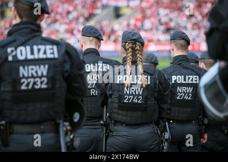 07.04.2024, Essen, Fußball, bwin 3. Liga Herren, Stadion an der Hafenstraße, 32. Spieltag Saison 2023 2024, Rot-Weiss Essen MSV Duisburg: Großaufgebot der Polizei beim Hochrisikospiel Revierderby. Die Polizisten sind a Bereitschaft. La Hundertschaft Bereitschaftsdienst Polizist Polizeieinsatz Symbolbild DFB vieta qualsiasi uso di fotografie come sequenze di immagini e/o quasi-video. Nordrhein-Westfalen Deutschland *** 07 04 2024, Essen, calcio, bwin 3 Liga Herren, Stadion an der Hafenstraße, 32 Matchday Season 2023 2024, Rot Weiss Essen MSV Duisburg grande contingente di polizia all'alto-ri Foto Stock