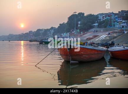 Vista da una barca sul fiume Gange a Varanasi al tramonto. Foto Stock
