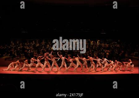 © Laurent Paillier/le Pictorium/MAXPPP - Parigi 12/04/2024 Laurent Paillier/le Pictorium - 12/04/2024 - Francia/Parigi - NOTRE SACRE Blanca li, mise en scene, coreografia compagnie Blanca li Abd al Malik, mise en recit, rap, slam, canto Bilal, Creation sonore, Machines David Grimal, violone solo Igor Stravinski le Sacre du printemps Blanca li, mise en scene, coreografia David Grimal, violone, regia musicale Les Dissonances compagnie Blanca li CFA Pietragalla-Derouault CFA Danse Chant Comedie Carco, Creation Images Laurent Mercier, costumi Pascal Laajili, cr Foto Stock