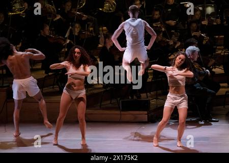 © Laurent Paillier/le Pictorium/MAXPPP - Parigi 12/04/2024 Laurent Paillier/le Pictorium - 12/04/2024 - Francia/Parigi - NOTRE SACRE Blanca li, mise en scene, coreografia compagnie Blanca li Abd al Malik, mise en recit, rap, slam, canto Bilal, Creation sonore, Machines David Grimal, violone solo Igor Stravinski le Sacre du printemps Blanca li, mise en scene, coreografia David Grimal, violone, regia musicale Les Dissonances compagnie Blanca li CFA Pietragalla-Derouault CFA Danse Chant Comedie Carco, Creation Images Laurent Mercier, costumi Pascal Laajili, cr Foto Stock