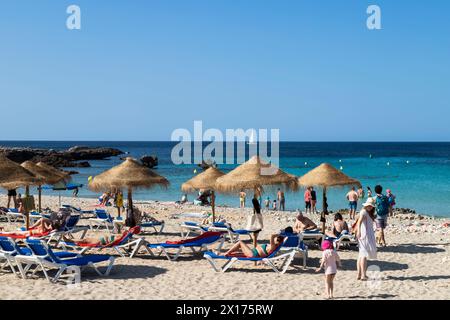 I turisti si godono l'acqua di mare nella località di Son Xoriguer vicino a Cala en Bosch, sull'isola spagnola di Minorca. Foto Stock