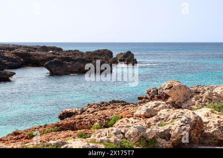 Scogliere calcaree lungo la costa nel sud-ovest dell'isola spagnola di Minorca. Foto Stock