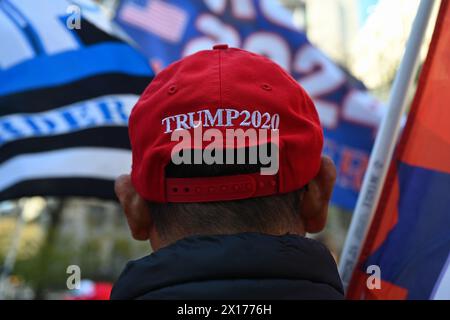 Sostenitori di Trump fuori dalla Manhattan Criminal Court durante il processo penale di Donald Trump il 15 aprile 2024 a New York. Foto Stock