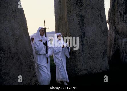 Solstizio d'estate 21 giugno 1970s Regno Unito. I druidi celebrano a Stonehenge un antico monumento preistorico. Si riuniscono la notte prima e eseguono rituali pagani druidici per tutta la notte. Salisbury Plain. Wiltshire, Inghilterra. Circa 1975 HOMER SYKES Foto Stock