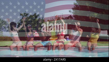 Immagine della bandiera americana su diversi amici alla festa in piscina Foto Stock