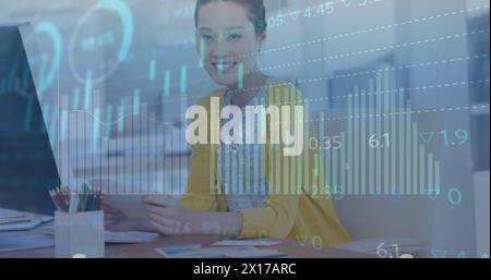 Immagine di più grafici che si spostano sul ritratto di una donna d'affari asiatica sorridente in carica Foto Stock