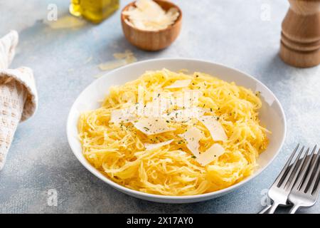 Spaghetti di zucca arrostiti e tagliati a pezzi serviti con olio d'oliva e parmigiano, idea di ricetta a basso contenuto di carboidrati Foto Stock