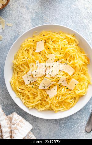 Spaghetti di zucca arrostiti e tagliati a pezzi serviti con olio d'oliva e parmigiano, idea di ricetta a basso contenuto di carboidrati, vista dall'alto Foto Stock