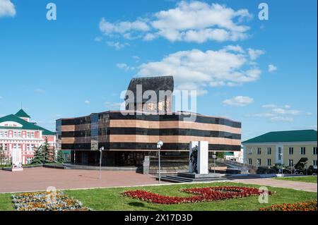 SARANSK, RUSSIA - 4 giugno 2023: Museo delle imprese militari e del lavoro di Saransk. L'edificio è stato costruito nel 1995. Musei di Saransk, Mordovia. Foto Stock