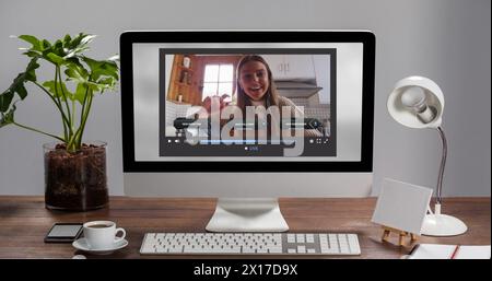 Immagine dello schermo dei social media su un computer su una donna caucasica che crea un blog di immagini Foto Stock