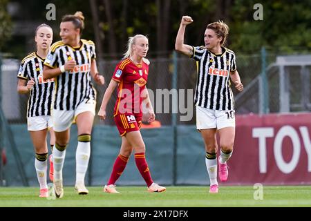 Roma, Italia. 15 aprile 2024. Cristiana Girelli della Juventus FC festeggia dopo aver segnato il primo gol durante la partita di serie A femminile tra AS Roma e Juventus FC allo Stadio tre Fontane il 15 aprile 2024 a Roma, Italia Credit: Giuseppe Maffia/Alamy Live News Foto Stock