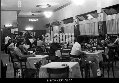 Bar Corrientes Street, Buenos Aires centro, Argentina, 8 marzo 1971. Foto Stock