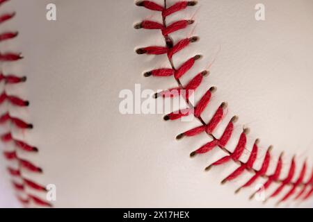 palla da baseball bianca legata con filo rosso, una vera palla da baseball rotonda in primo piano Foto Stock