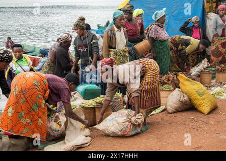 Sulla riva del lago Bunyonyi, nel sud dell'Uganda, ogni venerdì si tiene un vivace mercato locale. Molti commercianti della zona vengono a vendere i loro prodotti. Foto Stock