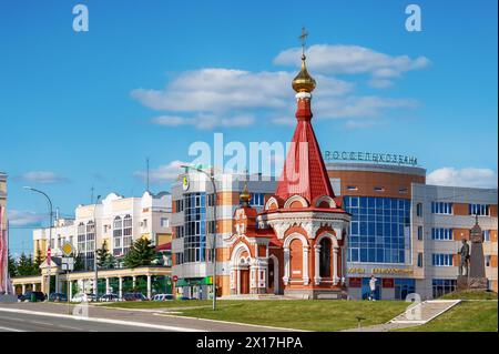 Saransk, Russia - 4 giugno 2023 - Cattedrale di San Theodore Ushakov, la cappella Alexander Nevsky e il monumento ai soldati Mordovia che morirono nel Foto Stock