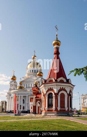 Saransk, Russia - 4 giugno 2023 - Cattedrale di San Theodore Ushakov, la cappella Alexander Nevsky e il monumento ai soldati Mordovia che morirono nel Foto Stock