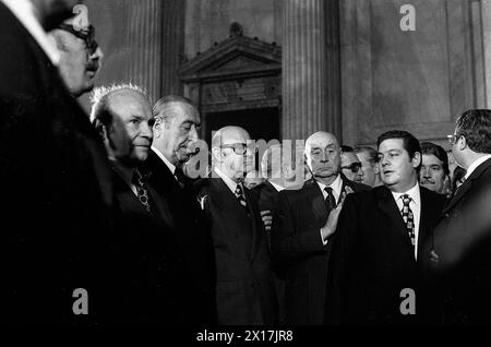 Il politico argentino Vicente Solano Lima (a sinistra) e Héctor José Cámpora ricevono il diploma dopo le elezioni generali dell'11 marzo 1973, Arturo Mor Roig (centro), Congresso Nazionale, Buenos Aires, 1973. Foto Stock