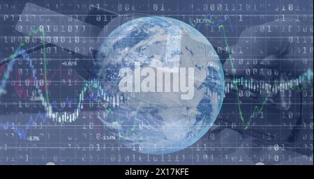 Elaborazione dei dati finanziari in tutto il mondo a fronte di un primo piano della mano della persona utilizzando una macchina per carte Foto Stock